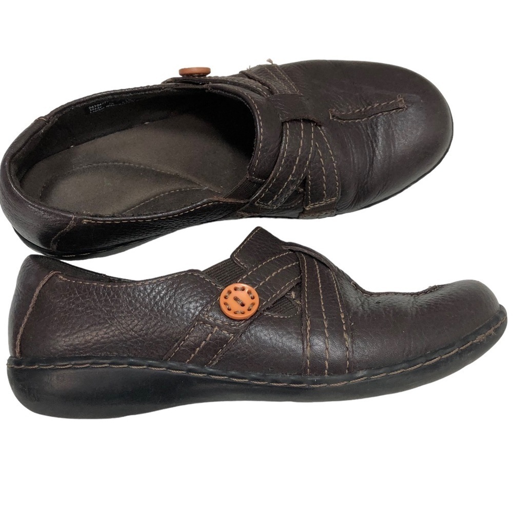 Clark’s Leather Loafer Slip on moccasin style shoe Sz 7W Brown Buttons Casual